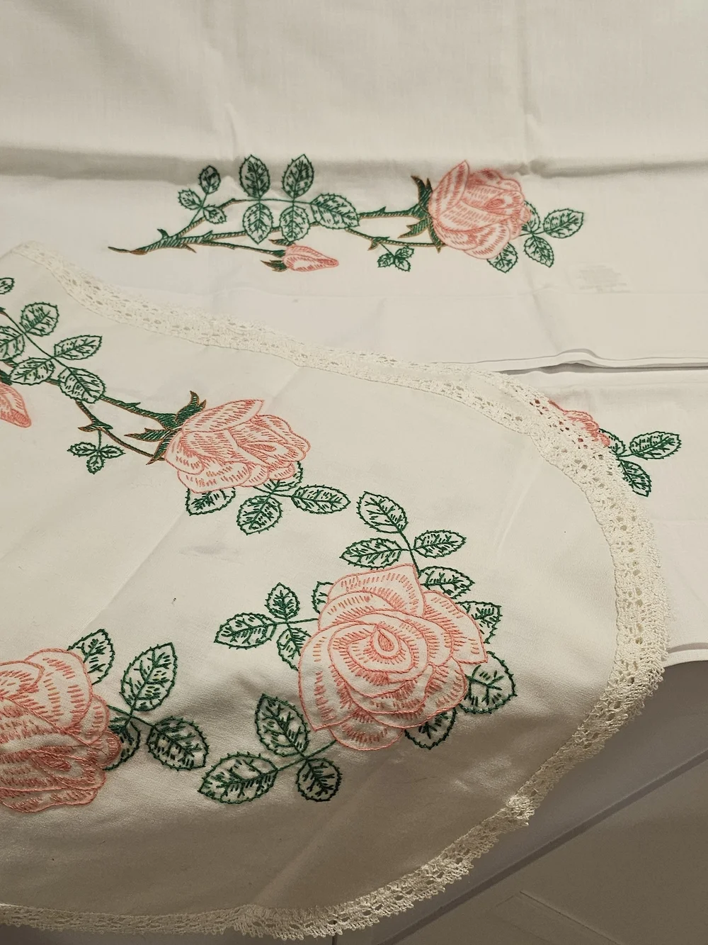 Embroidered Rose Table Runner in Pink and Green With 2 Matching Pillow Cases